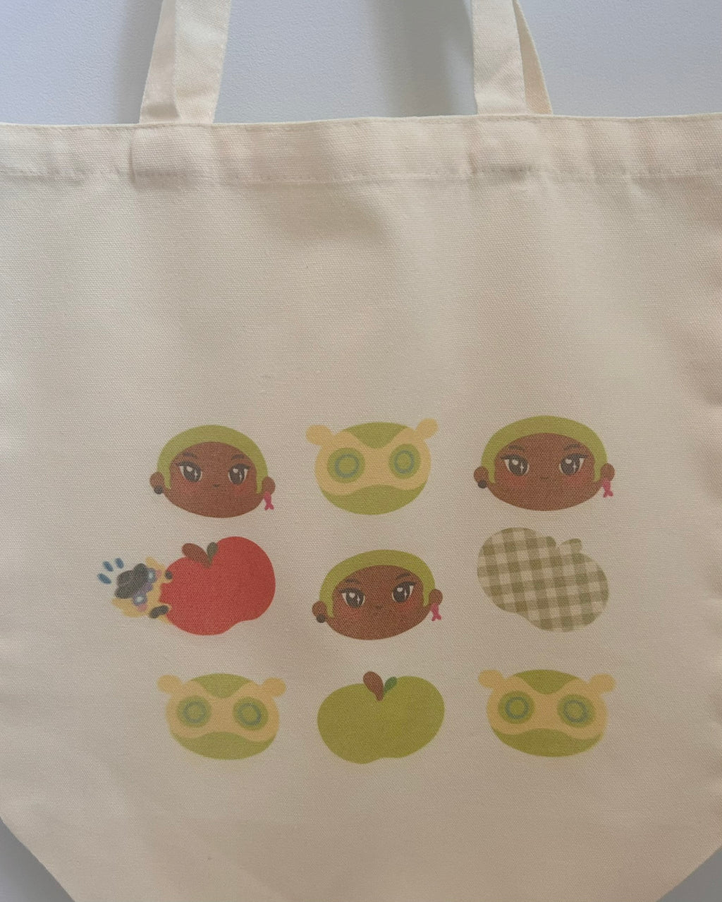Gekko Apple Tote Bag