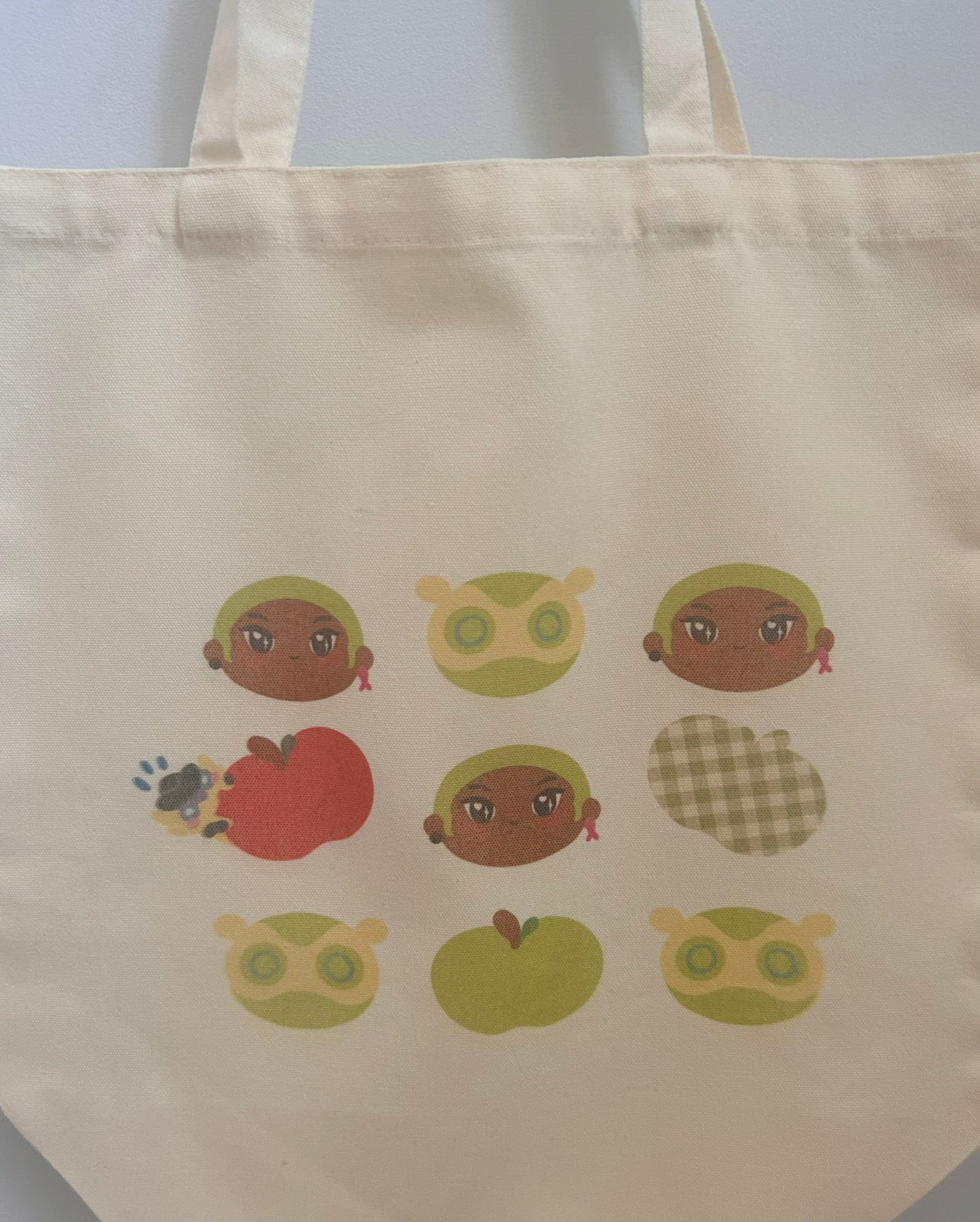 Gekko Apple Tote Bag
